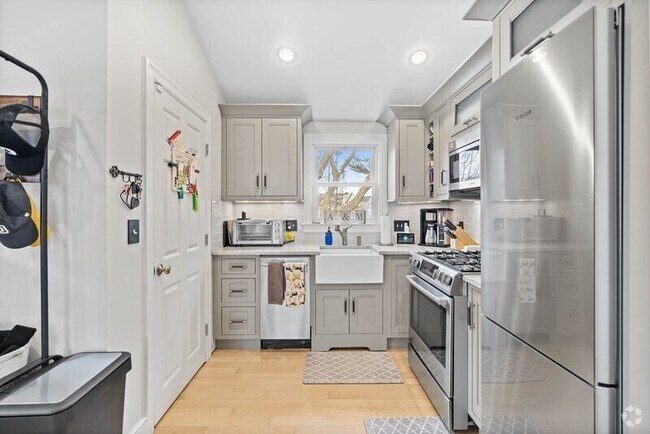 Building Photo - 64 Ashland St Unit 2 Rental