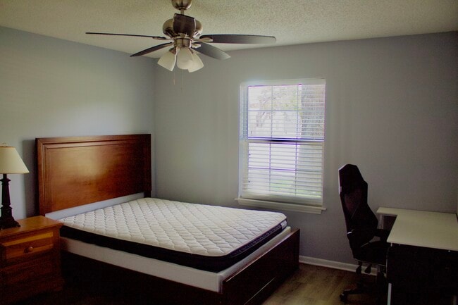 Building Photo - 5326 Whiteway Dr Unit 5326 Whiteway Drive Rental