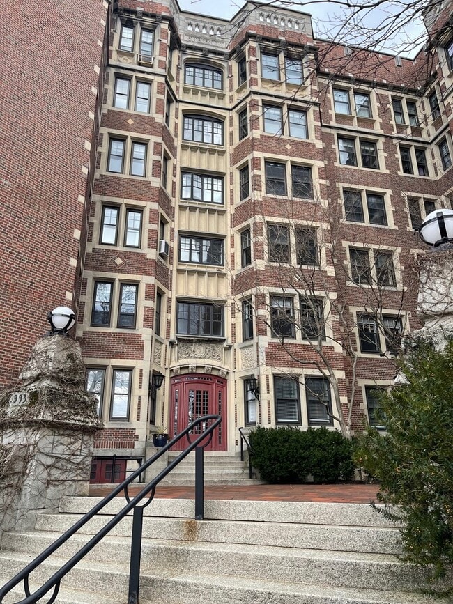 Building Photo - 993 Memorial Dr Unit 401