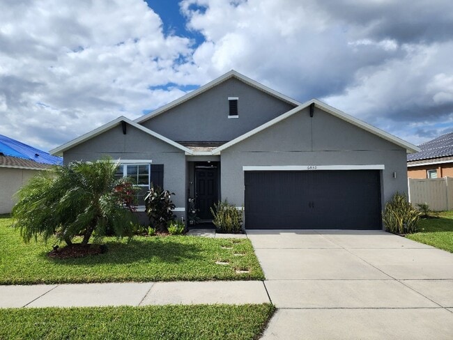 Building Photo - Beautifully 4-Bedroom, 2-Bath house in Lak...