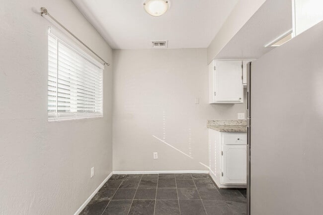 Photo - 10033 N 9th Ave Unit Apt 2