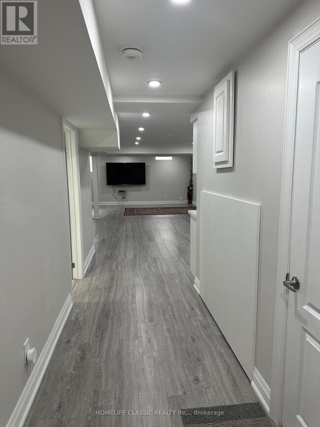 Photo - 658 Grand Trunk Ave