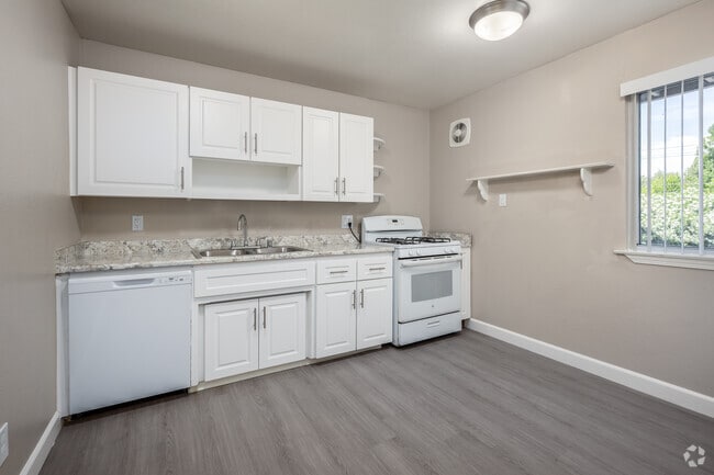 2BR, 1BA - 870SF - Kitchen