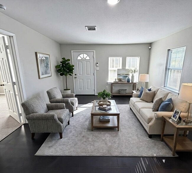 Building Photo - 866 N Victory Dr