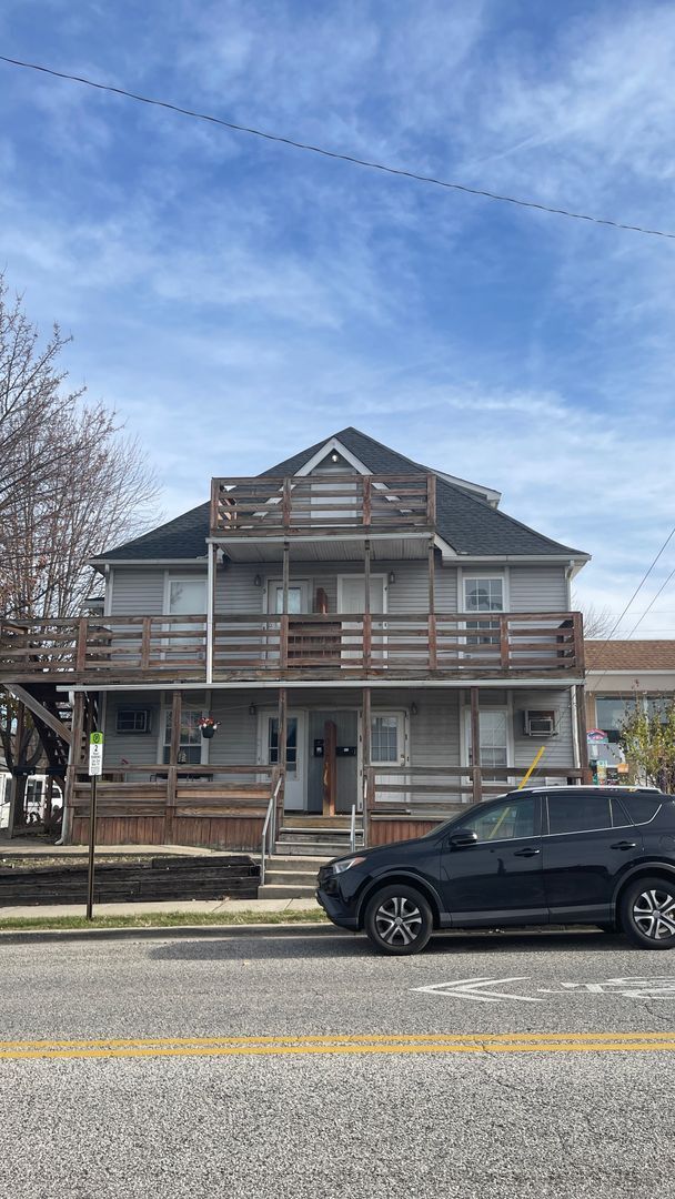 Building Photo - UPSTAIRS....2 Bedroom 1 Bath Unit #4
