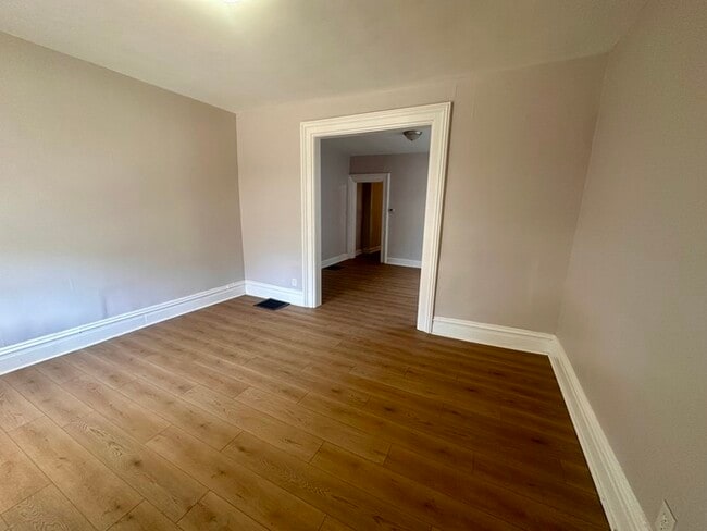 Photo - 323 N Gladstone Ave