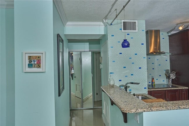 Photo - 2555 NE 11th St Unidad 703