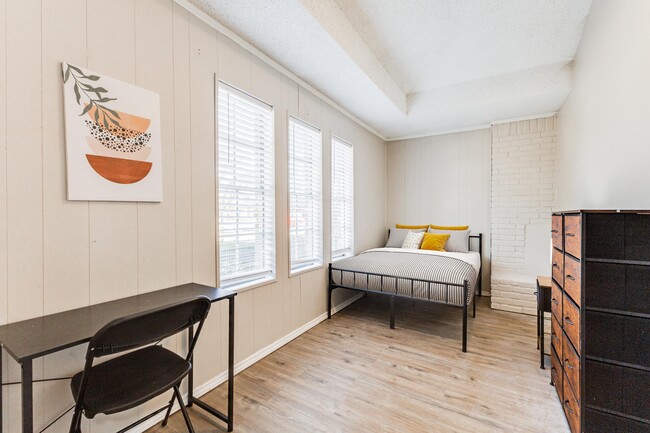 Photo - 7614 Swiss Way