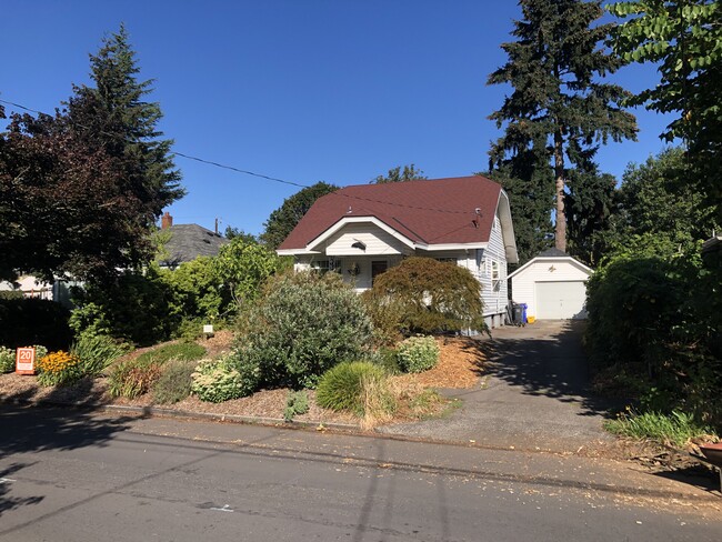 front of house, front yard, driveway, garage - 3218 SE 59th Avenue Casa