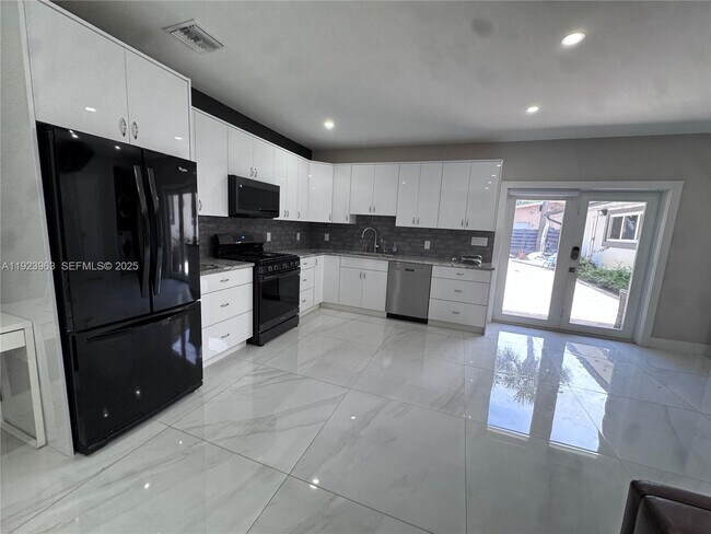 Photo - 755 N Crescent Dr Unit B