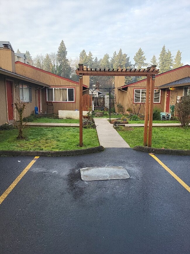 Building Photo - 1st Month FREE! - Detached Garage and fenc... Unit 2815 I Rental