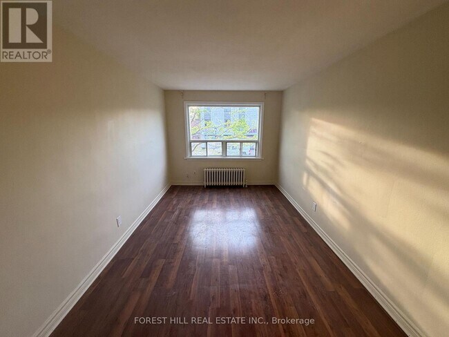 Photo - 247 Lakeshore Rd E