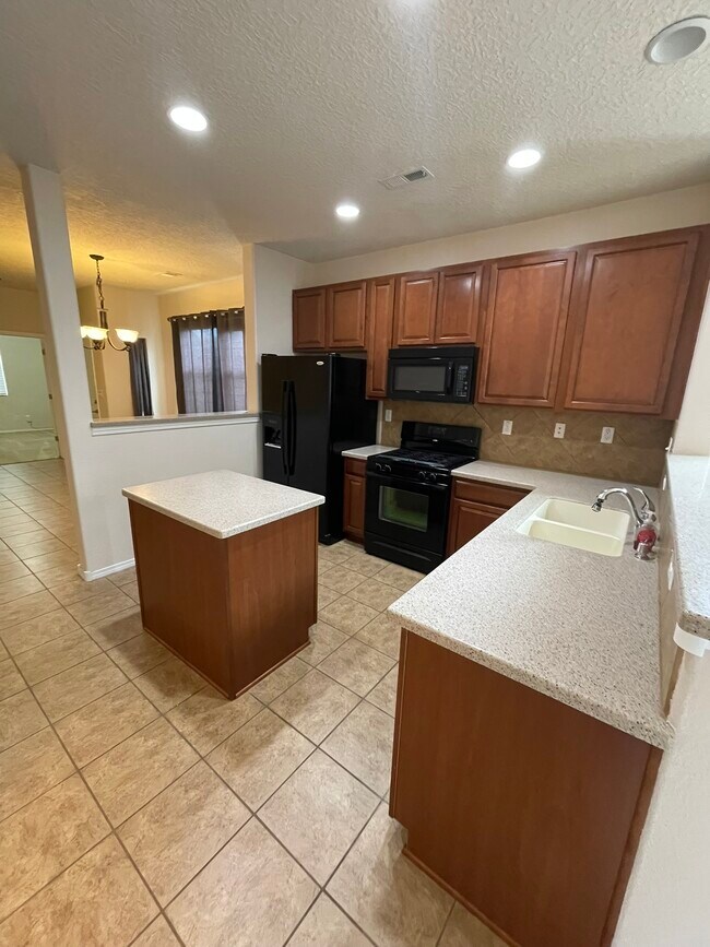 2204 Delfinio Dr SE