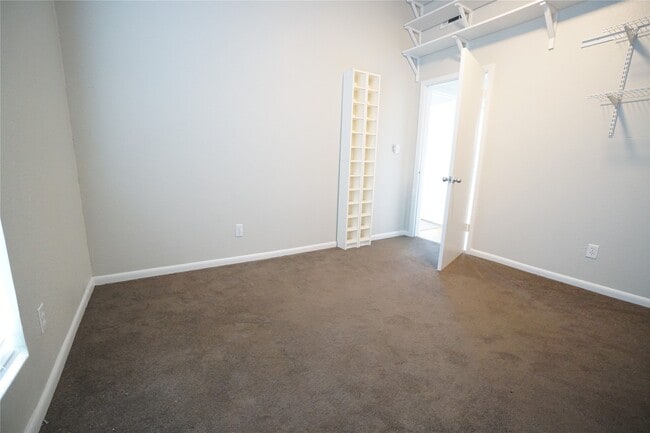 Building Photo - 6008 Inwood Dr