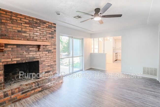 Photo - 2412 Laneway Dr