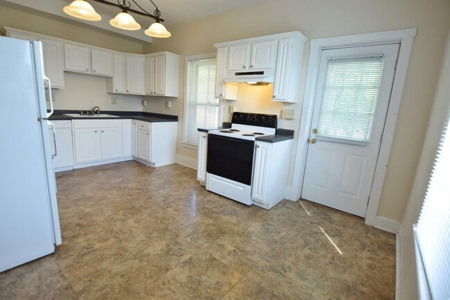 Photo - 680-684 Hamlet St