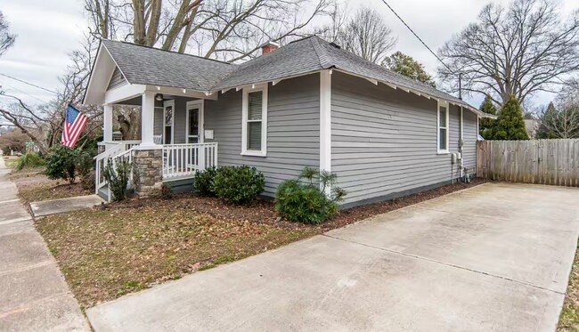 Building Photo - Charming 2 Bed, 2 Bath Home in Raleigh's Desirable Five Points – Fenced Yard & Prime Location