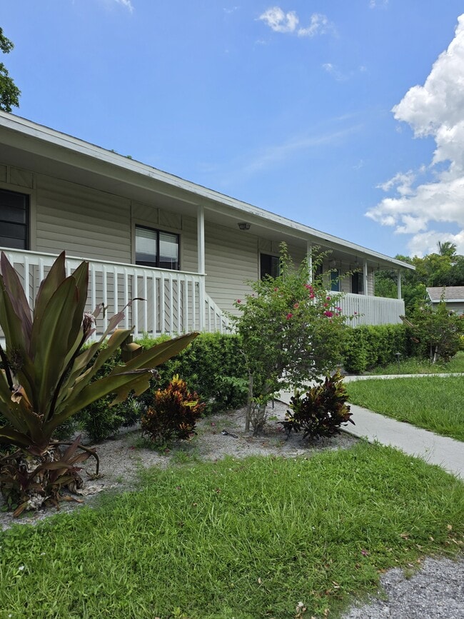 Building Photo - 2455 Thomasson Dr Unit B