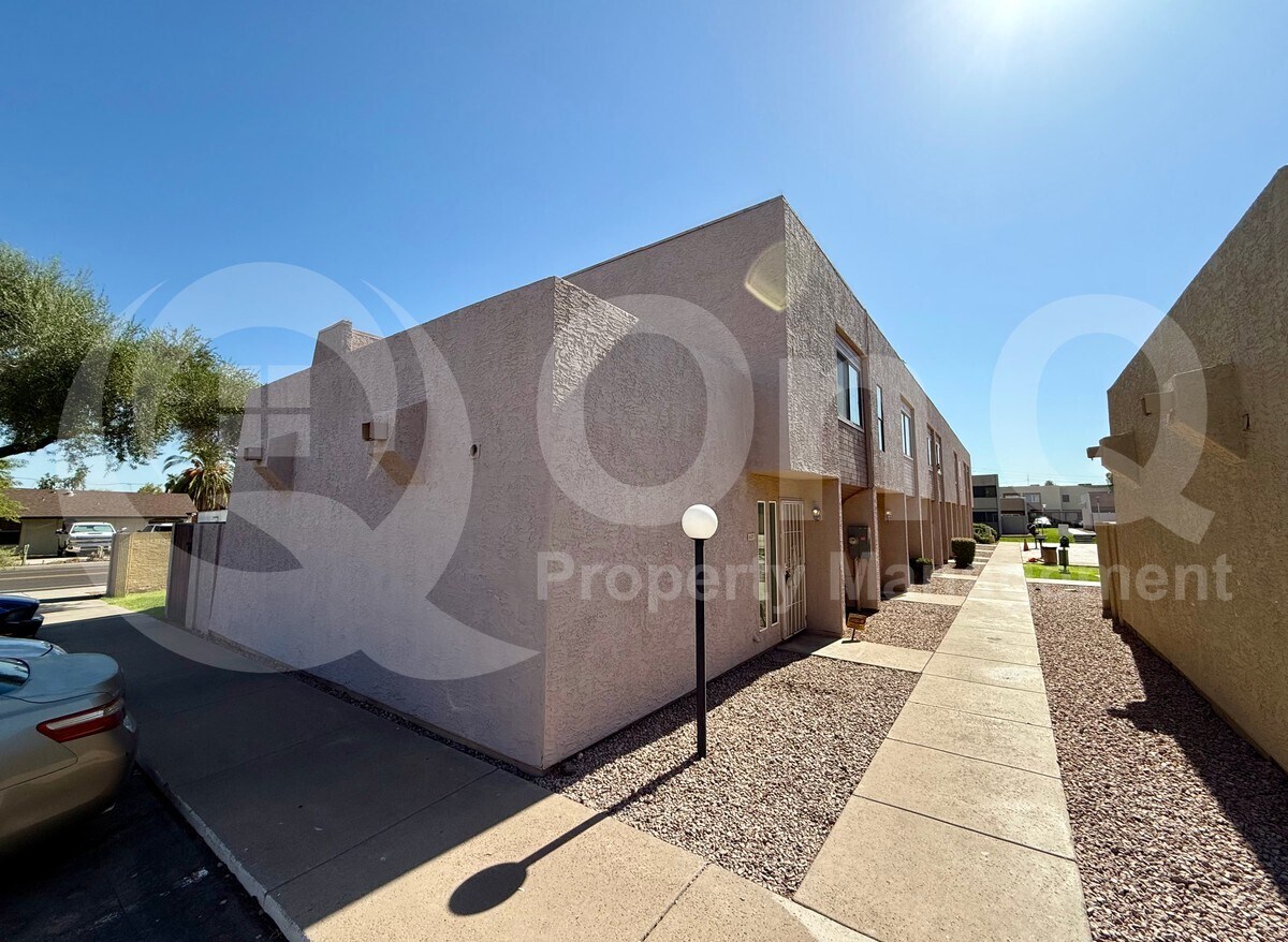 Photo - 637 W 13th St