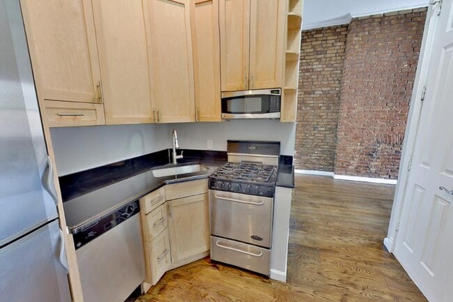 Building Photo - 232 W 14th St Unit 3A