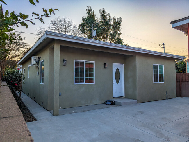 Front of the house - 4016 Josephine St Casa Unidad A