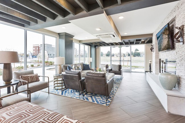 Sala de estar del nivel inferior de la casa club - Westwood Green