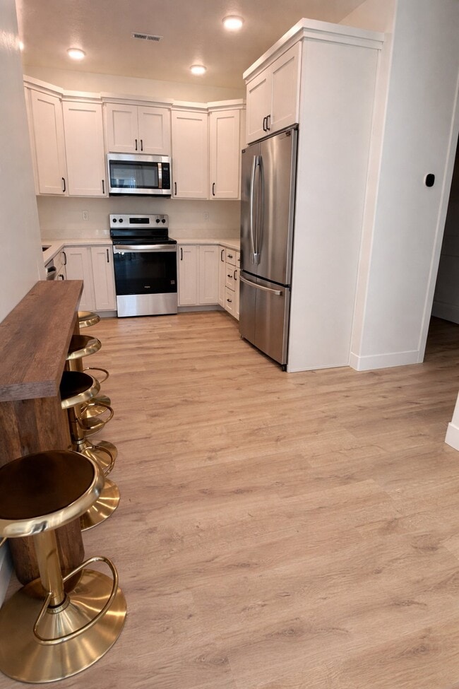 Photo - 1593 110 W