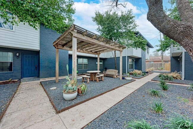 Building Photo - 2/2.5 Townhome in Desirable North Austin