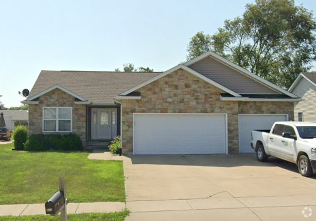 Building Photo - 417 DALHLIA Rental