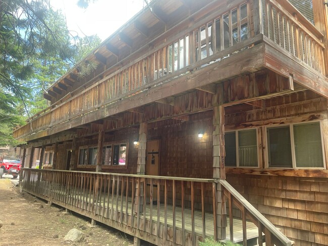 Building Photo - 3bed 2.5bath Lodge Style Duplex Rental
