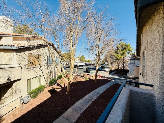 Building Photo - 2nd Floor Unit in Gated Community! Rental