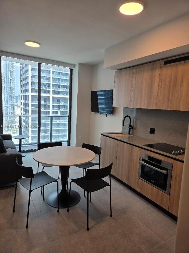 Building Photo - 121 NE 5th St Unit 2810