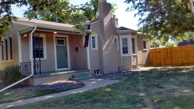 Building Photo - AWESOME 3-BDRM HOME NEAR DU - INCLUDES GAR...