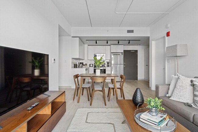 Sala de estar de la unidad modelo Mily on Green - Mily on Green