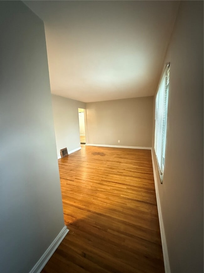 Photo - 7128 Yates St