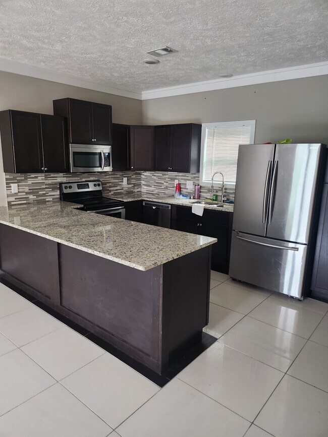 Kitchen - 2056 Clark St