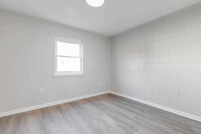 Building Photo - 1911 Whitcomb St Unit 8