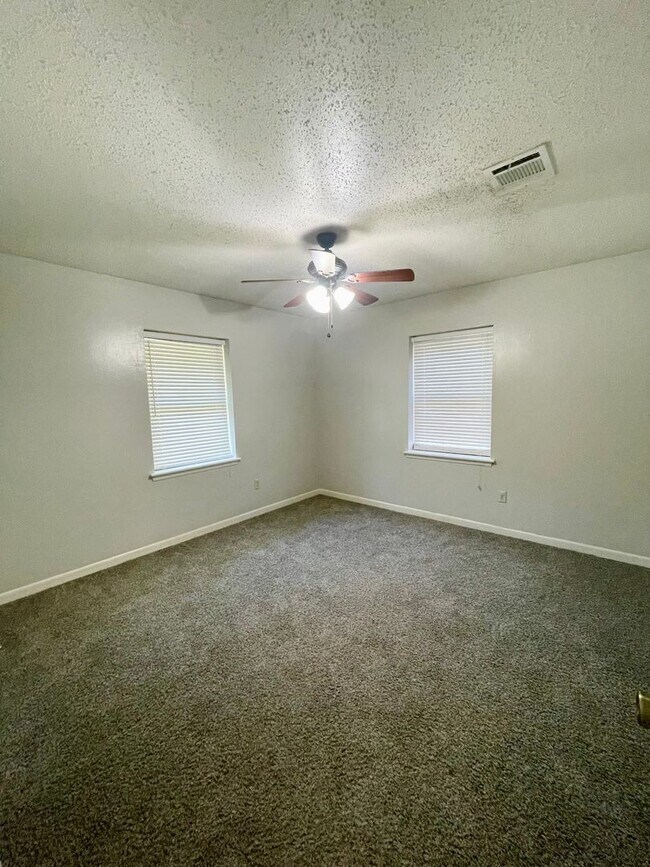 3 Bedroom 2 Baths 1457 sq/ft Close to sh... Rental House Rental in