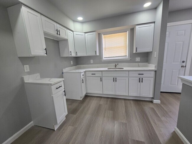 Photo - **VOUCHER HOLDERS **NEWLY REMODELED TOWNHOME IN CENTRAL LOCATION! 3 BEDROOM 2 1/2 BATH, FINISHED ...