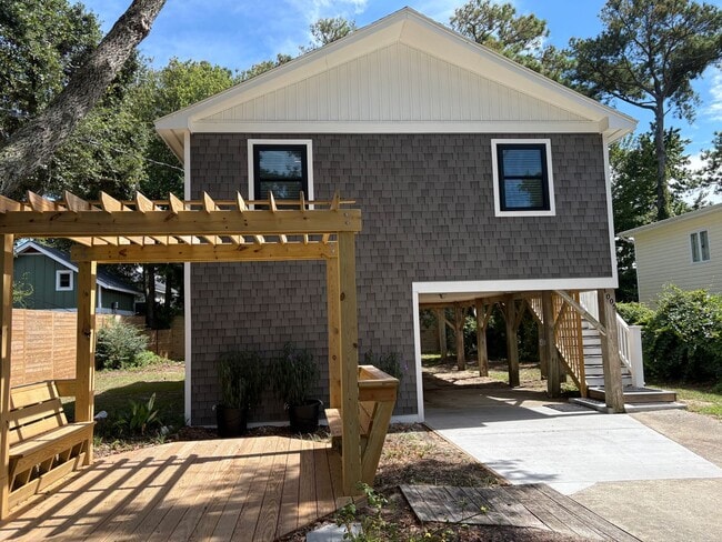 Building Photo - Available now for 12 month lease! 2150 per... Rental