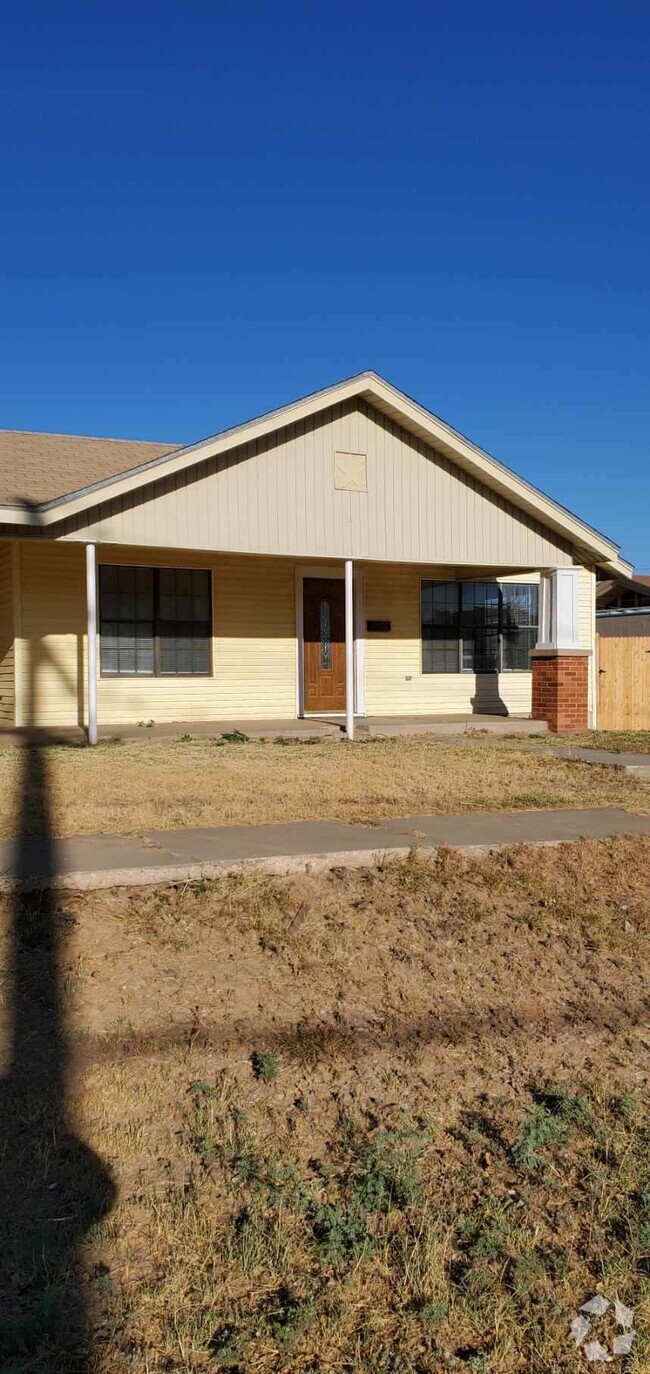 Building Photo - 404 Goliad St Rental