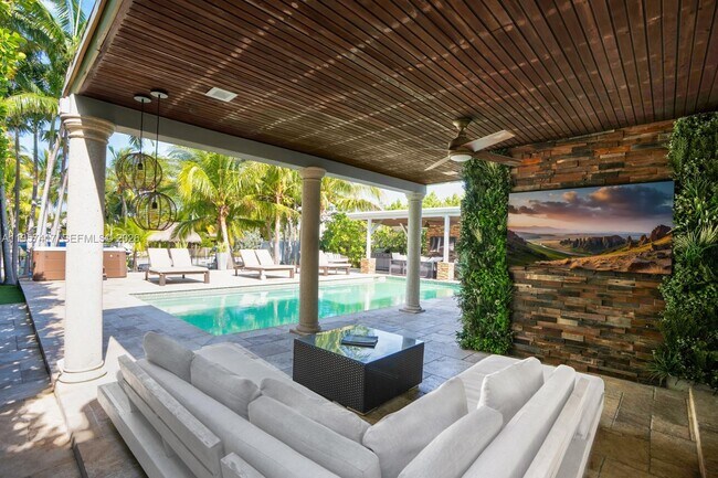 Photo - 7910 Hawthorne Ave