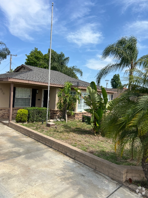 Building Photo - 920 N San Antonio Ave Rental
