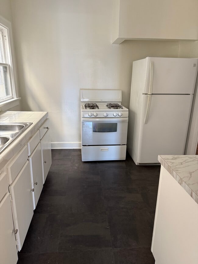 Kitchen - 536 N Spaulding Ave Unit A