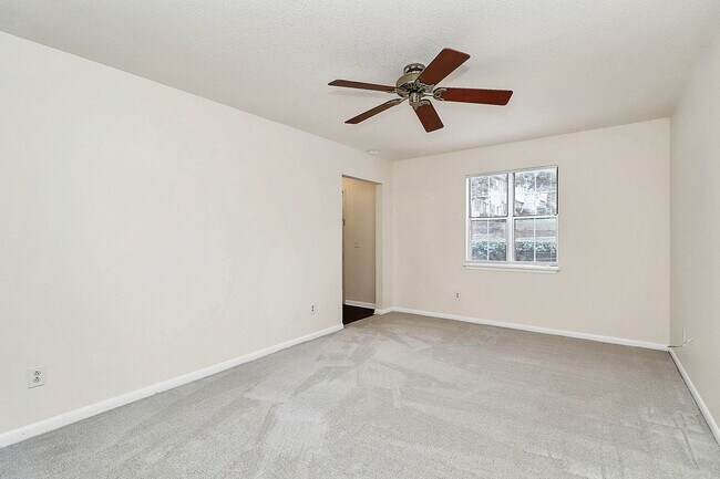 Photo - Lovely Heathstead 3 Bedroom Townhouse!