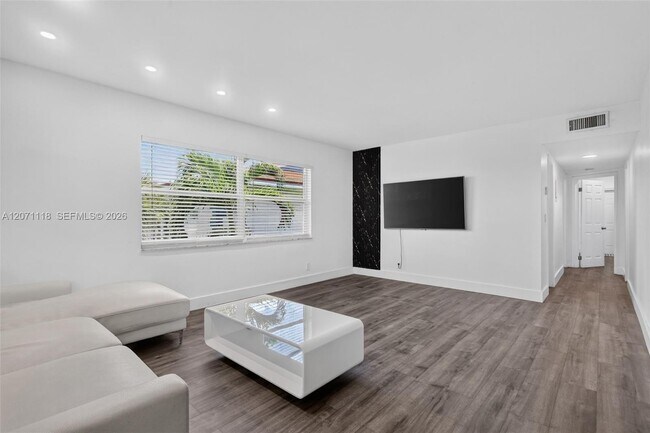 Photo - 2100 Diana Dr Unit 310