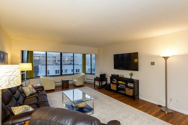 Sala de estar con vistas al centro de la ciudad - 207 5th Ave SW #308 Unidad 308