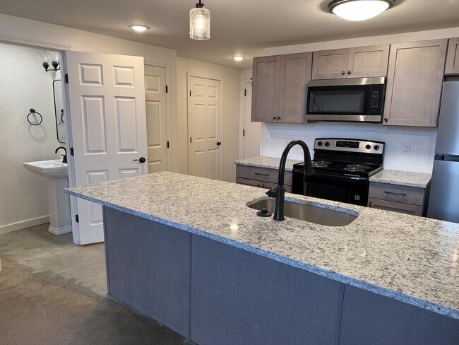 228 E Main St