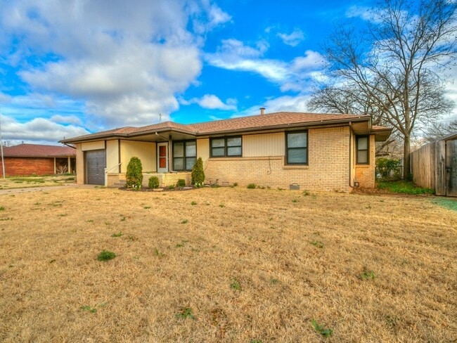 Building Photo - Beautiful Home Near Lake Hefner & Penn Squ...