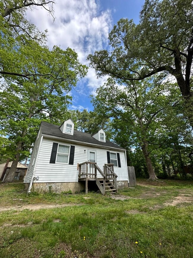 Building Photo - Spacious 3 Bedroom, 1 Bathroom House on quiet street